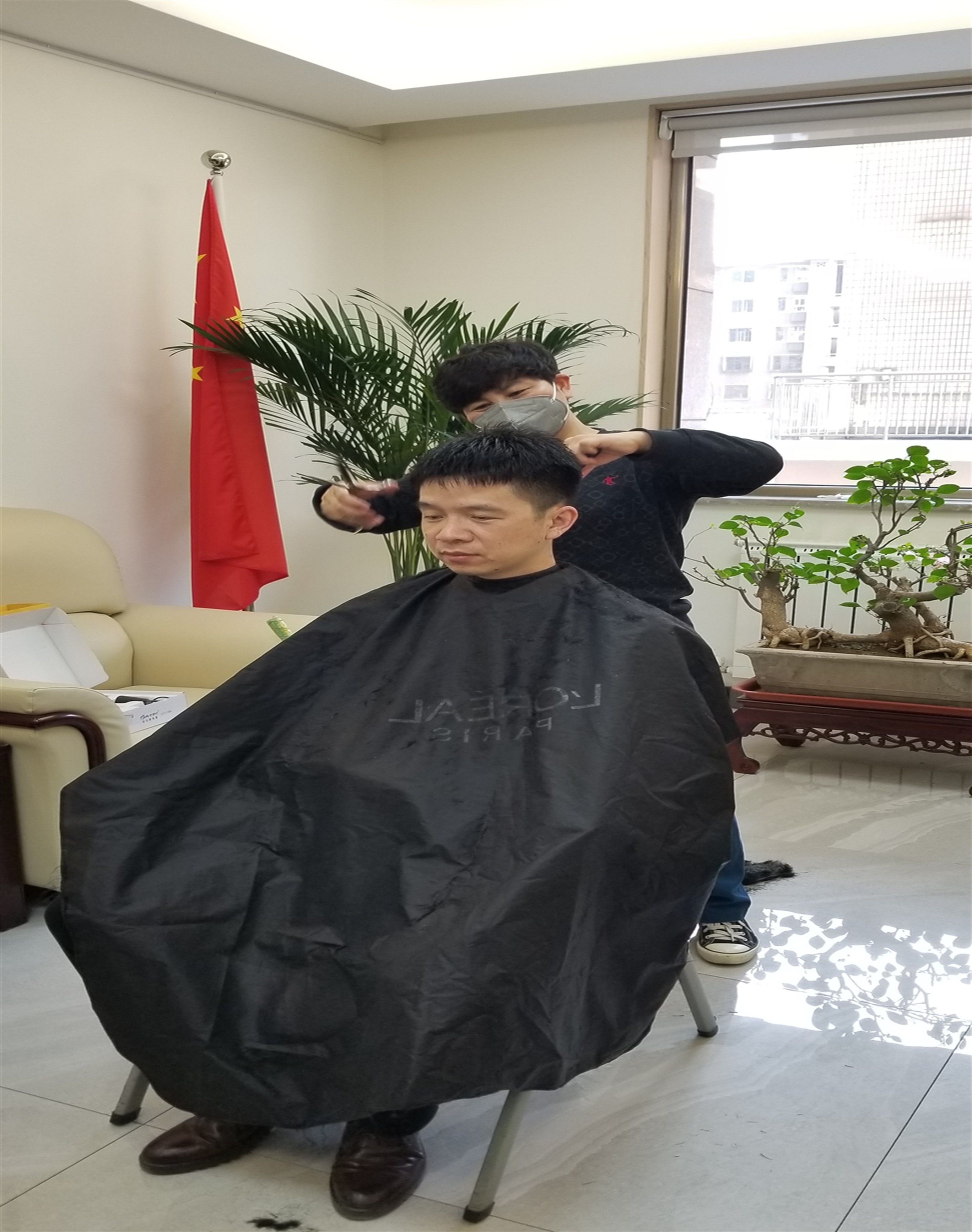 暖心！疫情期間我們的“最美理發(fā)師”